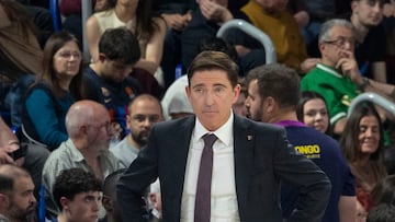 BARCELONA, 22/03/2026.-El entrenador del FC Barcelona Xavi Pascual, durante el partido de la jornada 23 de la Liga Endesa de Baloncesto, este domingo en Barcelona.- EFE/ Marta Pérez