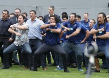 Jugadores y exjugadores de los All Blacks realizan la haka en honor a Jonah Lomu.