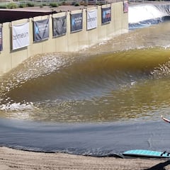 Venden la piscina de olas “casera” en el desierto por 15 millones