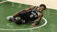 Kyrie Irving, base de Brooklyn Nets, tras lesionarse contra Milwaukee Bucks.