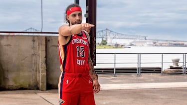 El uniforme Statement Edition de los New Orleans Pelicans para la temporada 2025/26 es rojo con detalles en azul marino y dorado. Está inspirado en el espíritu competitivo de Luisiana y refleja la energía vibrante de Nueva Orleans.