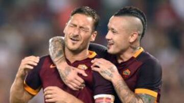 Nainggolan abraza a Totti tras marcar un gol.