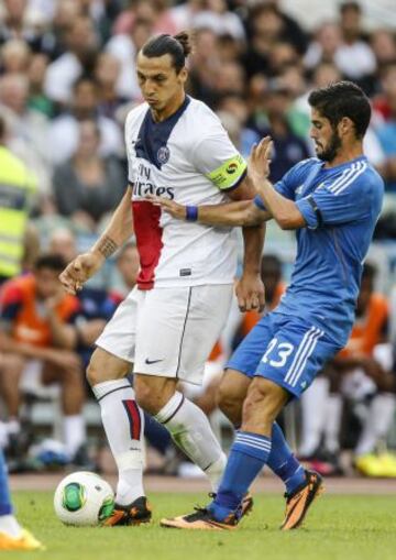 Ibrahimovic pelea un balón con Isco.