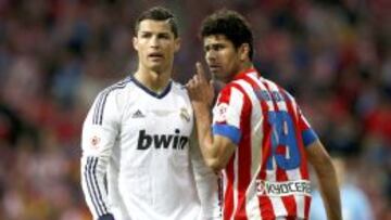 Real Madrid's Cristiano Ronaldo (L) listens to Atletico de Madrid's Diego Costa during their Spanish King's Cup final soccer match at Santiago Bernabeu stadium in Madrid May 17, 2013. REUTERS/Juan Medina (SPAIN - Tags: SPORT SOCCER)