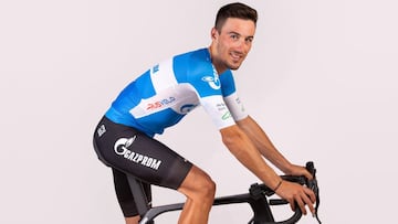 El ciclista espa&ntilde;ol Jos&eacute; Manuel D&iacute;az posa con la equipaci&oacute;ny la bici del Gazprom-Rusvelo, equipo al que se uni&oacute; en la temporada 2022.