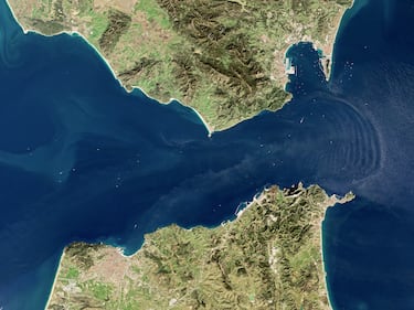 Constituye la única conexión marítima entre el vasto Océano Atlántico y el Mar Mediterráneo. Con una anchura mínima de tan solo 13 a 14 kilómetros, separa el continente europeo (España y el territorio británico de Gibraltar) de África (Marruecos y Ceuta), controlando todo el tráfico marítimo que entra y sale del Mediterráneo.