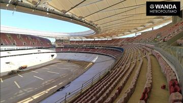 Imagen de las obras de igualar el terreno de juego para instalar el césped en el Wanda Metropolitano.