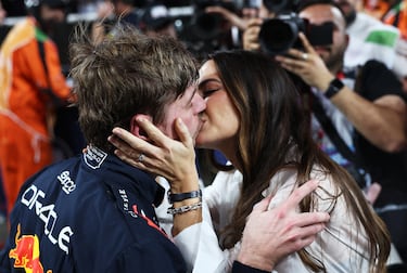 Max Verstappen celebra con su pareja, Kelly Piquet, la pole conseguida en el circuito de Yas Marina.
