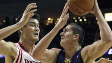 <b>CALENTANDO MOTORES.</b> Yao Ming y Darko Milicic, calientan motores para el arranque de la NBA.