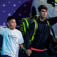 El raquetero de Alcaraz: una virgen, un guante de golf...