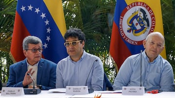 FILE PHOTO: Danilo Rueda, Colombia's Alto comisionado para la paz, Pablo Beltran, jefe del ELN, y Otty Patino, líder del equipo de negociación en mesa de diálogo en Caracas, Venezuela Diciembre 12, 2022. REUTERS/Leonardo Fernandez Viloria/File Photo