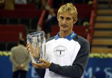Alcanzó el número 1 de la ATP en 2003, varias semanas después de ganar Roland Garros.