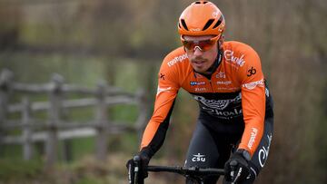 Boy Van Poppel, del Roompot-Charles Cycling Team, rueda durante la Omloop Het Nieuwsblad de 2019.