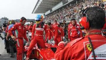 <b>SON UNA PIÑA. </b>Fernando Alonso, en la imagen en la parrilla del GP de Corea, cuenta con el apoyo incondicional de todos los que integran la gran familia ferrarista.