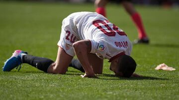 Vitolo, decepcionado durante el Sevilla-Villarreal. 