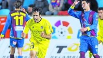 <b>TRES GOLAZOS. </b>Expósito sale corriendo tras batir a Manu Herrera con un colocado libre directo desde la frontal del área.