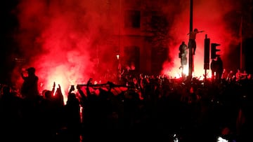 Los aficionados del PSG celebran el pase de su equipo a la final de la Champions