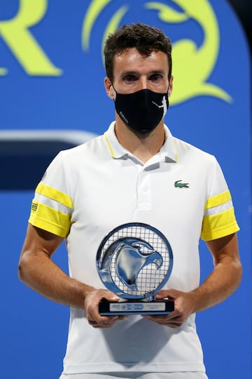 Bautista posa con su título de finalista en el ATP de Doha.