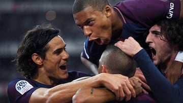 Paris Saint-Germain's players celebrate after their first goal during the French L1 football match between Marseille (OM) and Paris Saint-Germain (PSG) on October 22, 2017, at the Velodrome Stadium in Marseille, southeastern France. / AFP PHOTO / AN