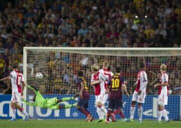 Champions League. Grupo H. Barcelona - Ajax. 1-0. Messi anota el primer tanto de falta directa.