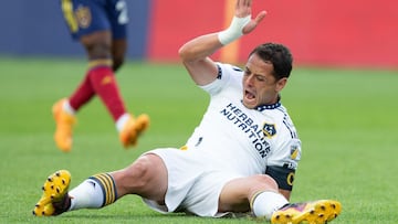 Se acaba la temporada para Chicharito por rotura de ligamento cruzado