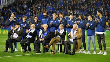 Veteranos de la Real Sociedad sobre el c&eacute;sped de Anoeta antes del Real Sociedad-Sevilla.