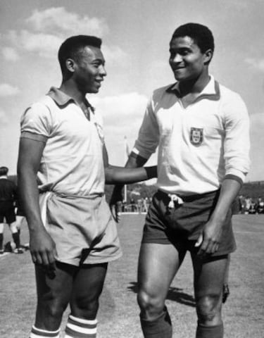 Eusebio, a la derecha, y Pelé se saludan antes de un partido entre Brasil y Portugal.