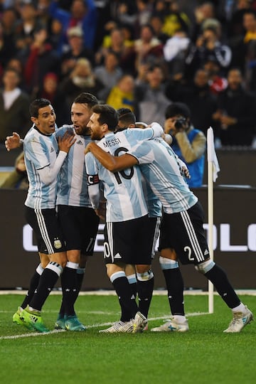 Gabriel Mercado celebra con sus compañeros el gol marcado ante Brasil.