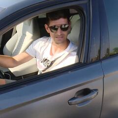 Cuando llevas 13 años y cuando llevas 4 días: Courtois y Ramos, el día y la noche con los fans