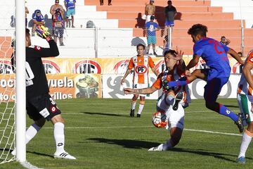 Debutó el 2016 y alcanzó a jugador dos partidos por la U. Anotó un gol.