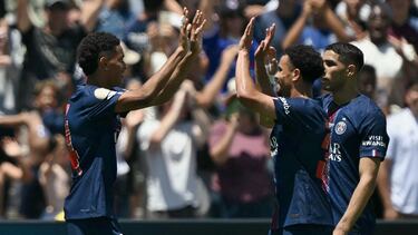 Senny Mayulu celebra un gol con sus compañeros.
