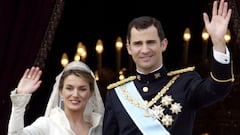 MADRID, SPAIN - MAY 22:  Spanish Crown Prince Felipe de Bourbon and his bride Letizia wave as the Royal couple appears on the balcony of Royal Palace May 22, 2004 in Madrid. (Photo by Ian Waldie/Getty Images)
