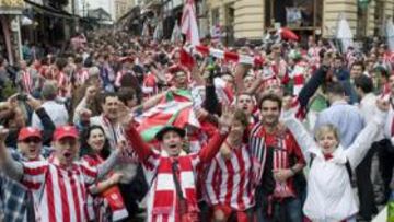 <b>MAYORÍA. </b>La afición del Athletic tomó el centro de la ciudad desde primeras horas de la mañana. Volvían a una final europea tras 35 años.