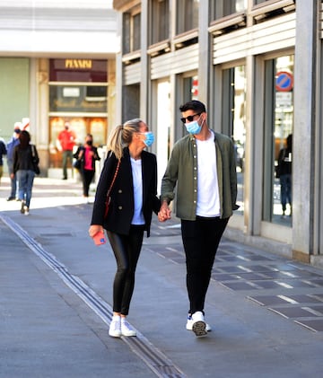 El jugador español de la Juventus disfrutó junto a su mujer de un paseo por las calles de la ciudad italiana, donde aprovecharon para ir de tiendas.