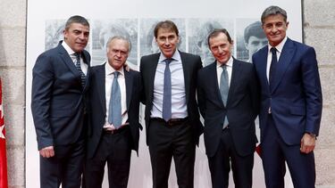 Los exjugadores del Real Madrid Manolo Sanchís, Miguel Pardeza, Rafael Martín Vázquez, Emilio Butragueño y Míchel, en la entrega del Premio Internacional del Deporte de la Comunidad de Madrid a La Quinta del Buitre.