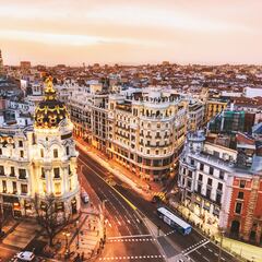 La mejor terraza de Madrid para disfrutar en verano: cócteles por 9€ y todo tipo de comida con vistas desde la Gran Vía