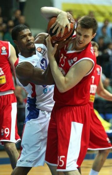 Marko Arapovic (derecha) y su Cedevita Zagreb estuvo cerca de dar un disgustao al todopoderoso CSKA (en la imagen, Kyle Hines).