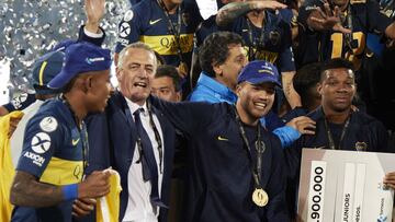 MENDOZA, ARGENTINA - MAY 01: Gustavo Alfaro coach of Boca Juniors celebrates winning the Supercopa Argentina after a match between Boca Juniors and Rosario Central as part of Supercopa Argentina on May 2, 2019 in Mendoza, Argentina. (Photo by Alexis Lloret/Getty Images)