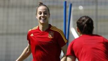 Leire sonr&iacute;e durante un entrenamiento de Espa&ntilde;a.
 