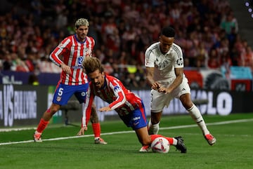 Griezmann cae al césped tras un contacto con Militao.