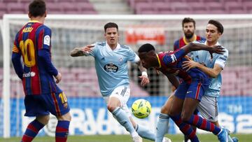 Ilaix pelea por el bal&oacute;n con Denis Su&aacute;rez en presencia de Messi, Mina y Piqu&eacute;.