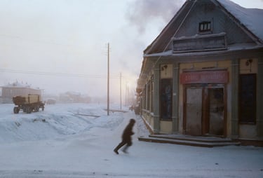 Yakutsk es la capital de la República de Sajá, en Siberia oriental, Rusia. La ciudad está situada a unos 450 kilómetros del círculo polar ártico y su población es de aproximadamente 300.000 habitantes. La República de Sajá es una de las veintidós repúblicas que, junto con los cuarenta y siete óblast, nueve krais, cuatro distritos autónomos y tres ciudades federales, conforman los ochenta y cinco sujetos federales de Rusia.