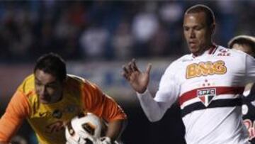 DETERMINANTE. El ariete brasileño, ex del Sevilla, marcó el tanto de la victoria local ante el Libertad paraguayo.