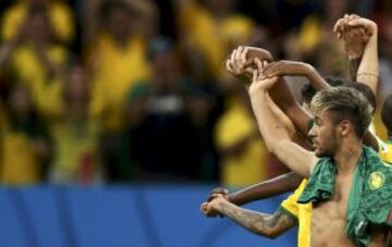 JUNIO 2014. Neymar celebra con sus compañeros la victoria de la selección brasileña sobre Camerún en el Mundial de Brasil 2014.