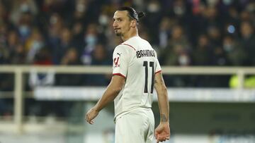 FLORENCE, ITALY - NOVEMBER 20: (BILD OUT) Zlatan Ibrahimovic of AC Milan looks dejected during the Serie A match between ACF Fiorentina and AC Milan at Stadio Artemio Franchi on November 20, 2021 in Florence, Italy. (Photo by Matteo Ciambelli/DeFodi Image