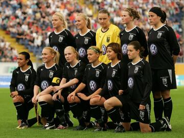 Para la segunda edici車n de la Copa de la UEFA Femenina se decidi車 que la final se jugara a doble partido para darle m芍s ※competitividad§ al campeonato, un formato que se extendi車 hasta 2009. Eso s赤, al Umea IK le hubiera bast車 con un solo encuentro para demostrar su superioridad ante su rival, el Fortuna Hjorring, al que ganaron por 4-1 y 0-3. Adem芍s de este t赤tulo de 2003, el Umea IK tambi谷n gan車 el de 2004, con una tal Marta en su plantilla.