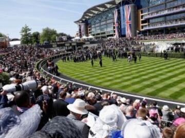 Ascot es noticia estos días por la visita de la Familia Real Británica a las carreras y por el glamour que se respira.