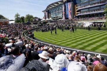 Ascot es noticia estos días por la visita de la Familia Real Británica a las carreras y por el glamour que se respira.