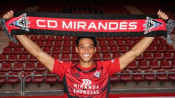 Etienne Eto'o posa para AS en Anduva.