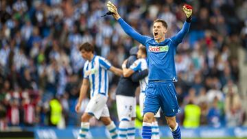 Remiro celebra la victoria en el derbi.